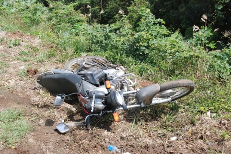 Motoqueiro morre após ser atingido por dois veículos
