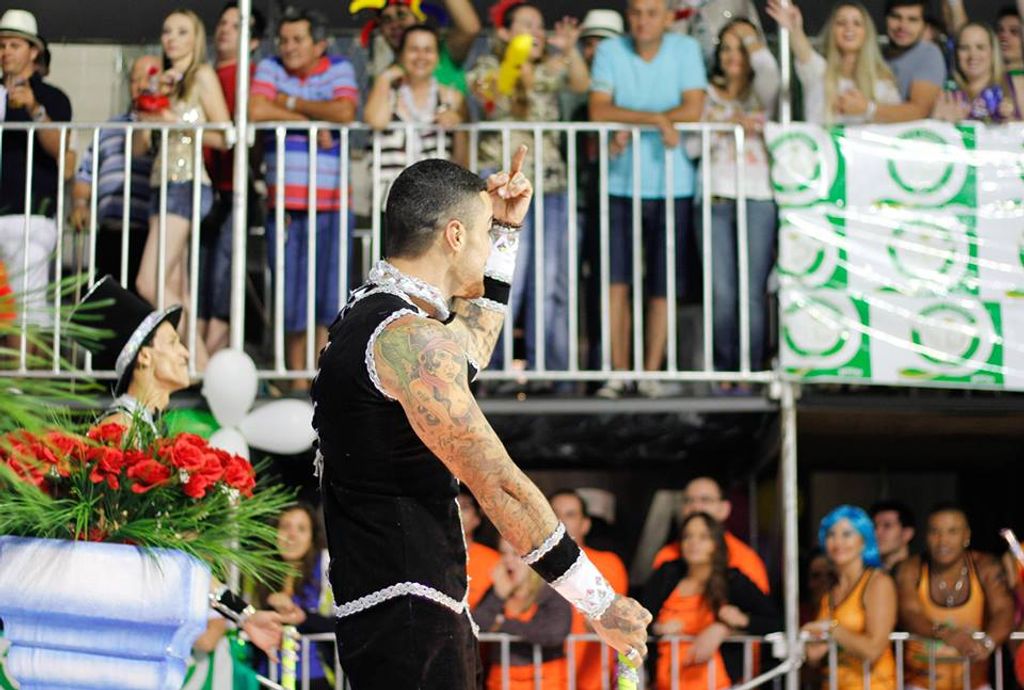 Ator causa polêmica com gesto