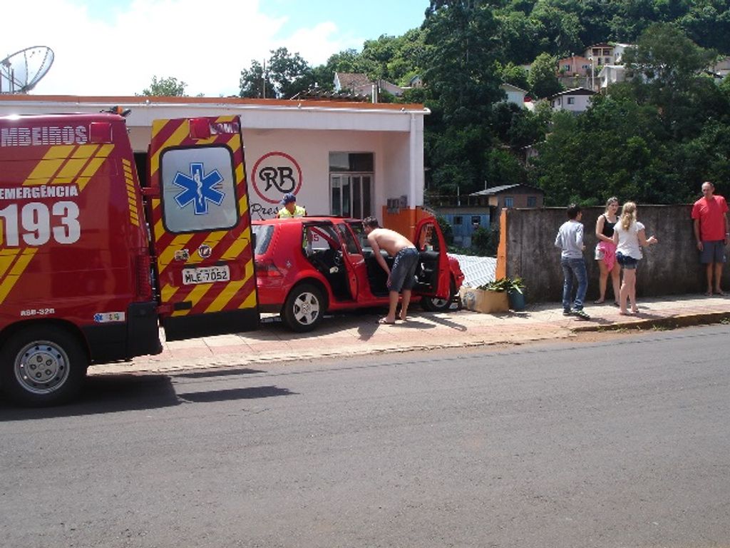 Carro bate contra muro. Jovem que dirigia o veículo passou mal