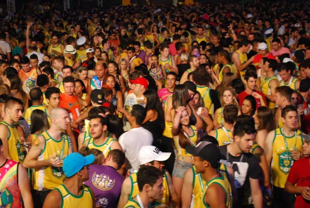 Carnafolia começa com arena lotada