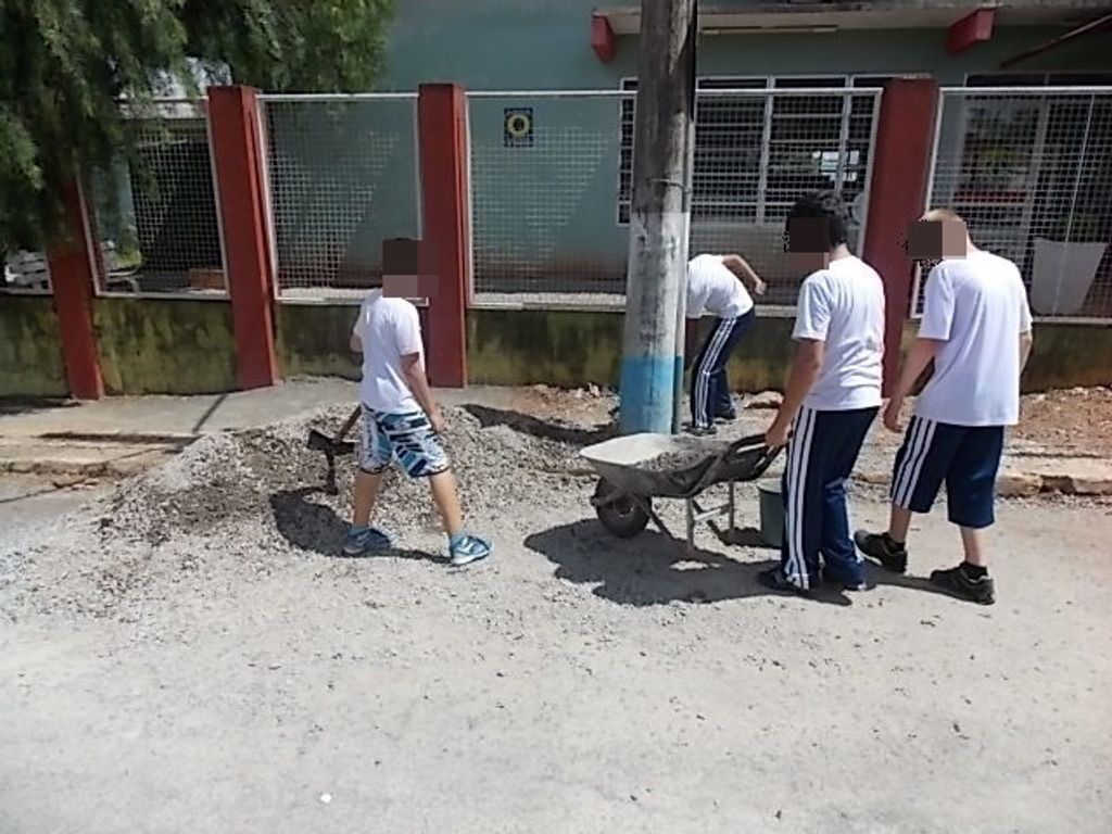 Crianças flagradas trabalhando na escola