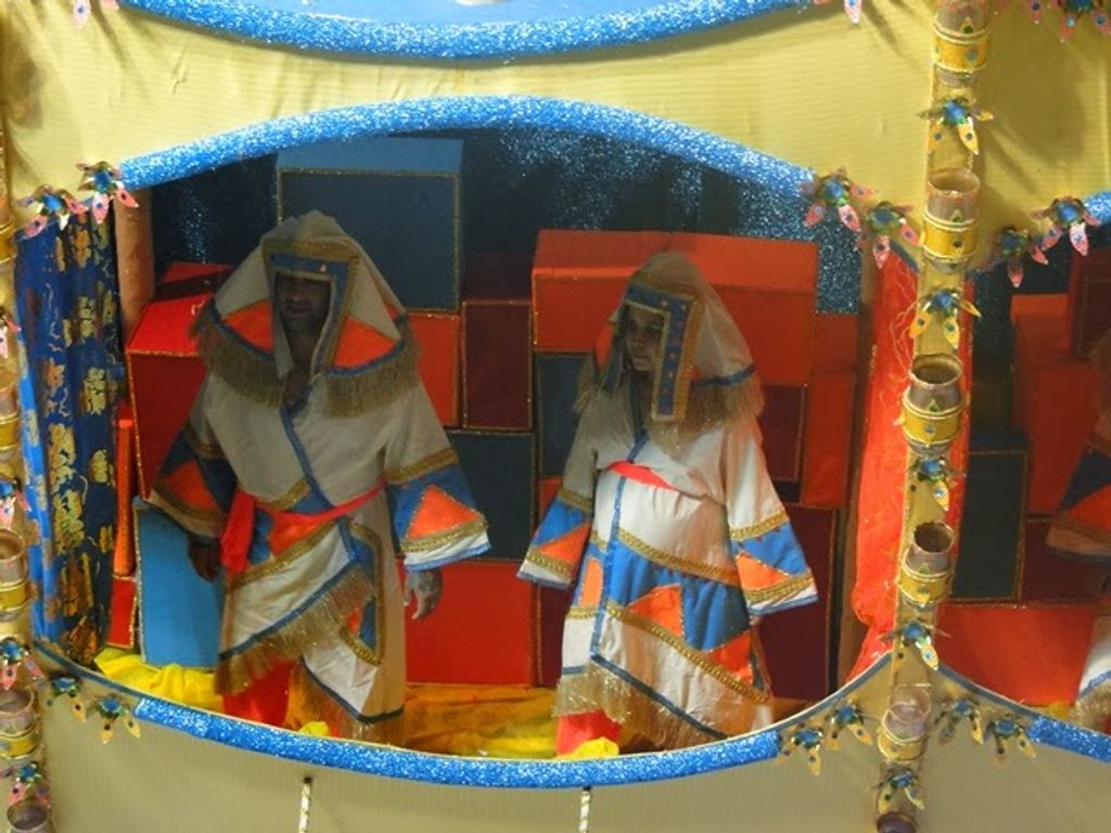 Unidos apostou nos carros criativos e nas fantasias luxuosas