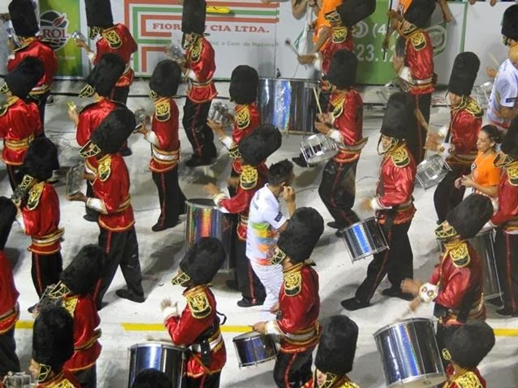 Escola de samba Aliança entrou na avenida com garra em busca do bi