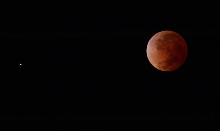 Eclipse Lunar pôde ser observado a olho nu