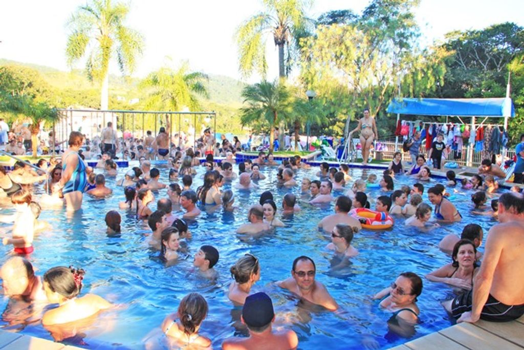 Turistas lotam Piratuba durante o feriado