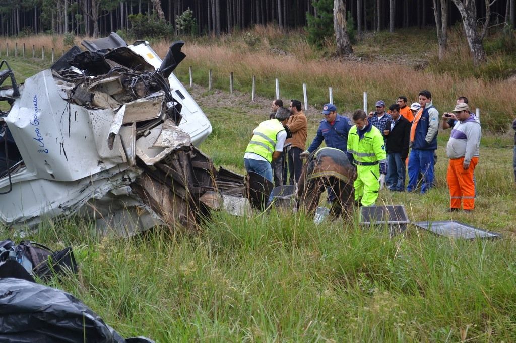 Caminhão de Treze Tílias se envolve em tragédia na Serra