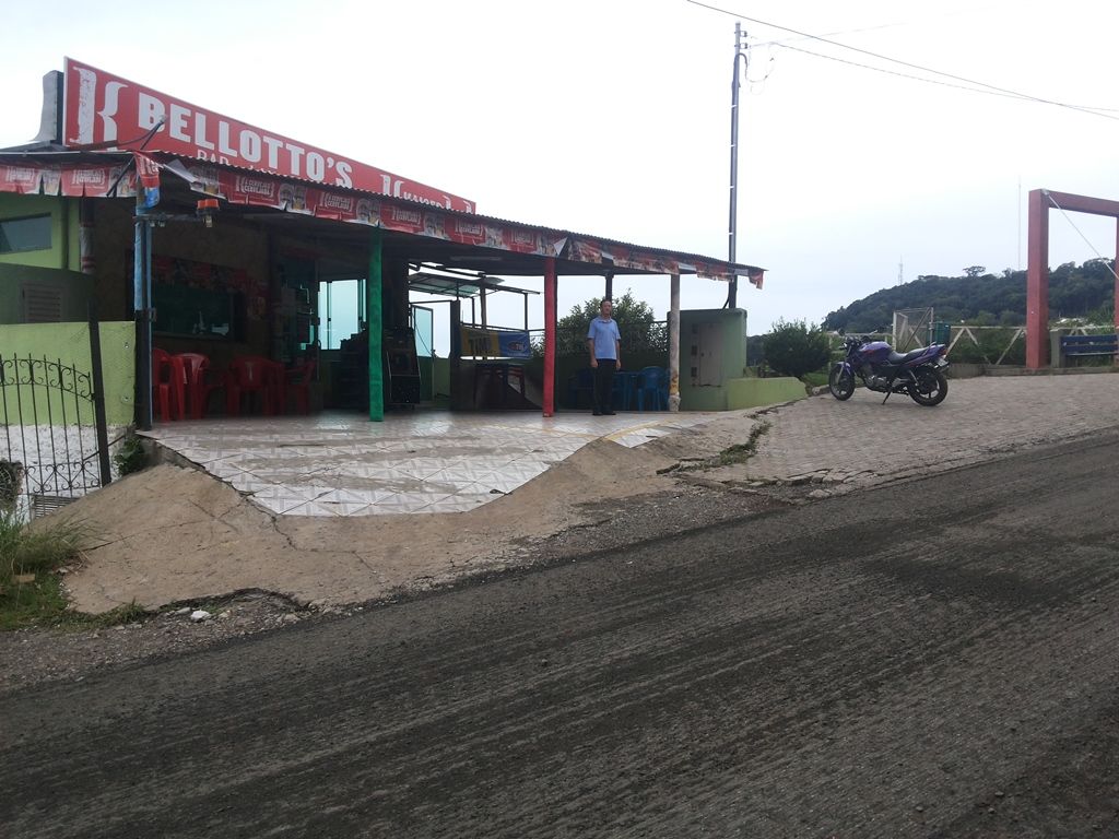 Comerciante diz que obra do acesso isolou negócio