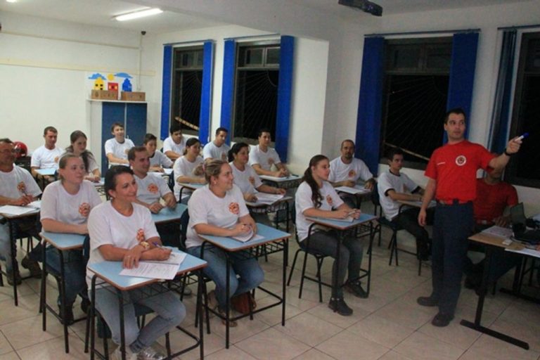 Futuros bombeiros participam de curso em Piratuba