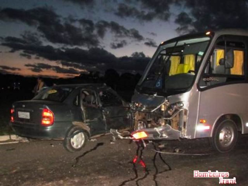 Micro ônibus e Corsa batem no trevão