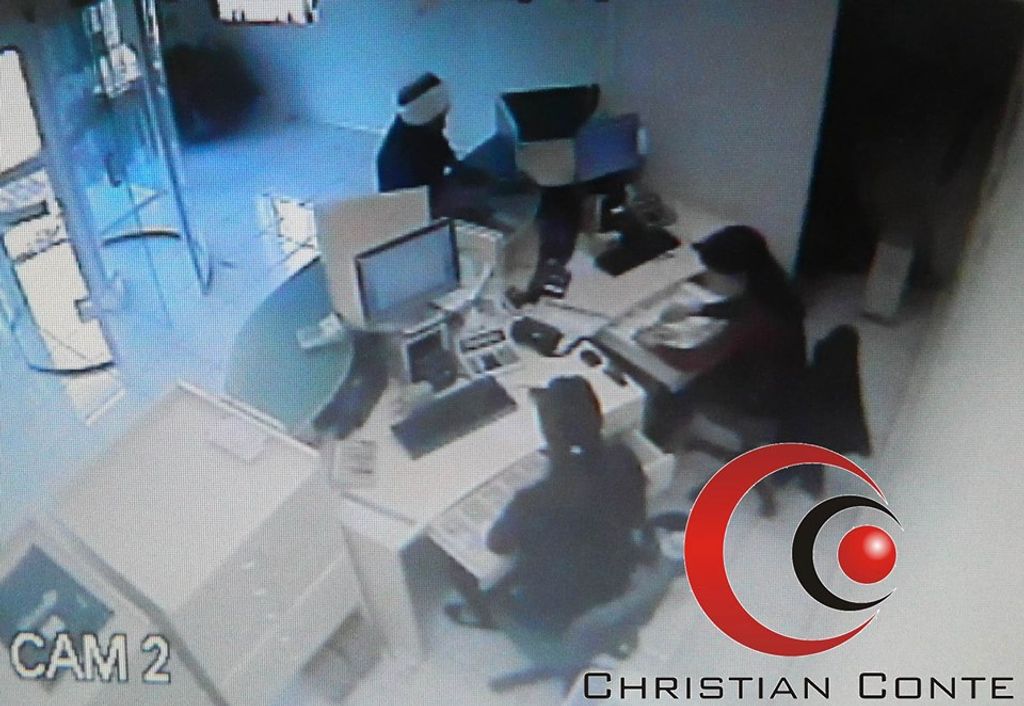 Homem com faca invade Sicoob de Erval Velho