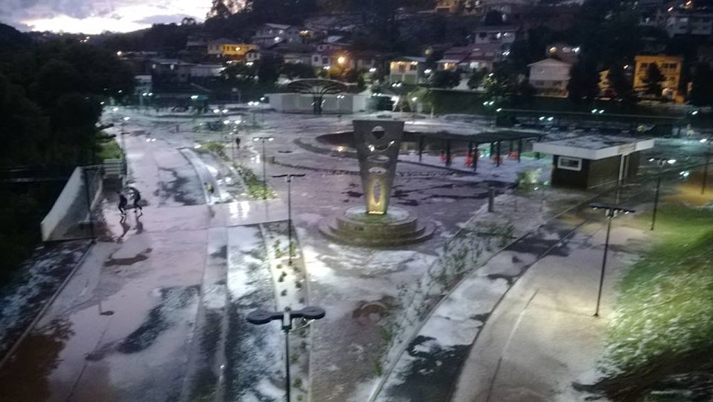 Videira registra impressionante chuva de granizo