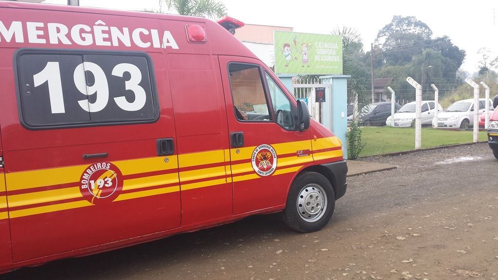 Trabalhadora fica com mão presa em cilindro