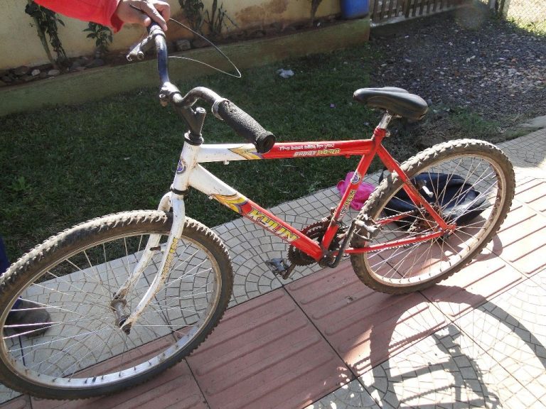 Menino bate bicicleta contra carro