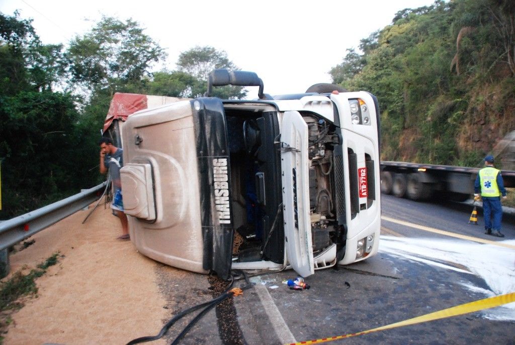 Carreta tomba após motorista evitar acidente mais grave