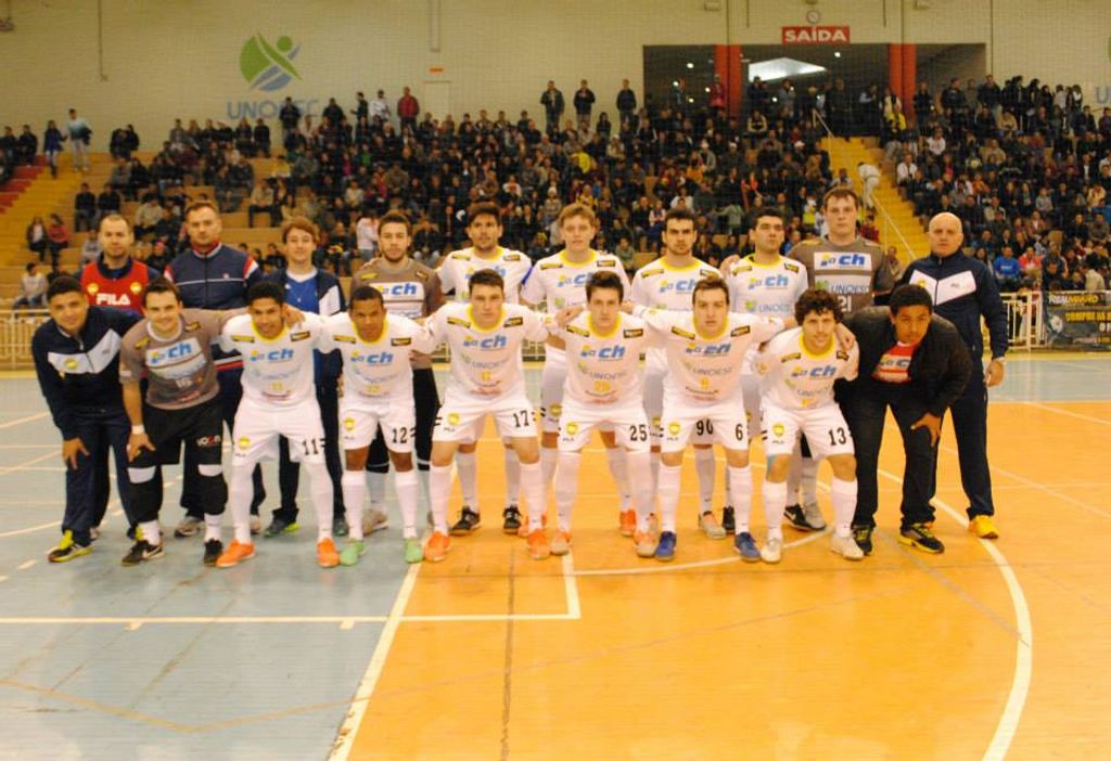 Joaçaba perde e está fora do estadual