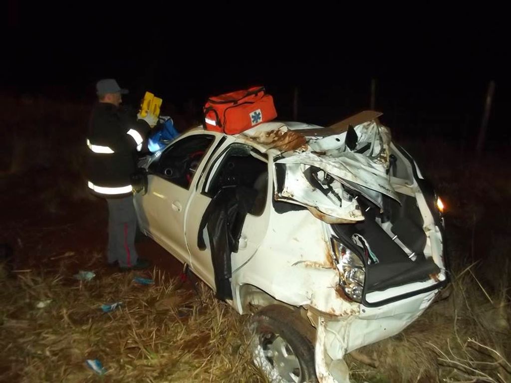 Veículo de Herval capota na BR-282