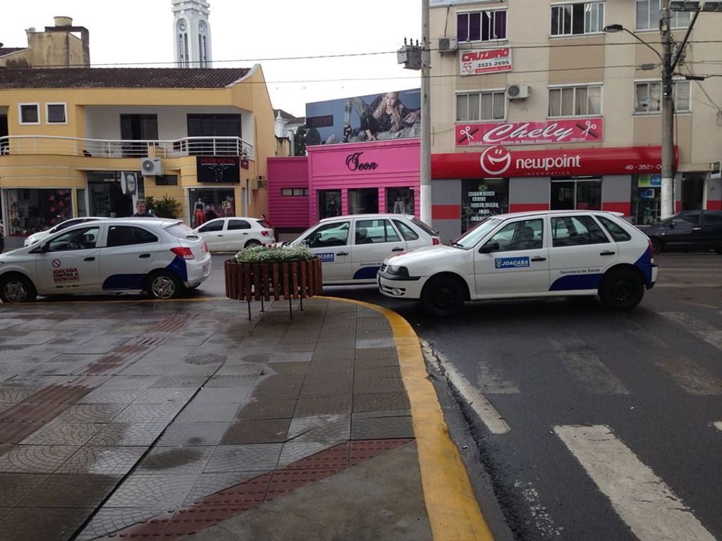 Veículo da secretaria de saúde é flagrado estacionado em local proibido