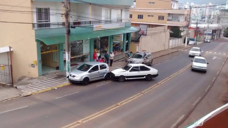 Motorista bêbado bate contra carro estacionado