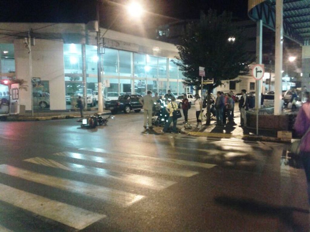 Motociclista ferido em acidente no centro