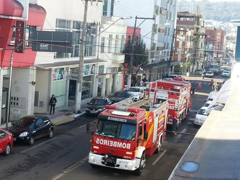 Rescaldos de incêndio foram combatidos até pela manhã