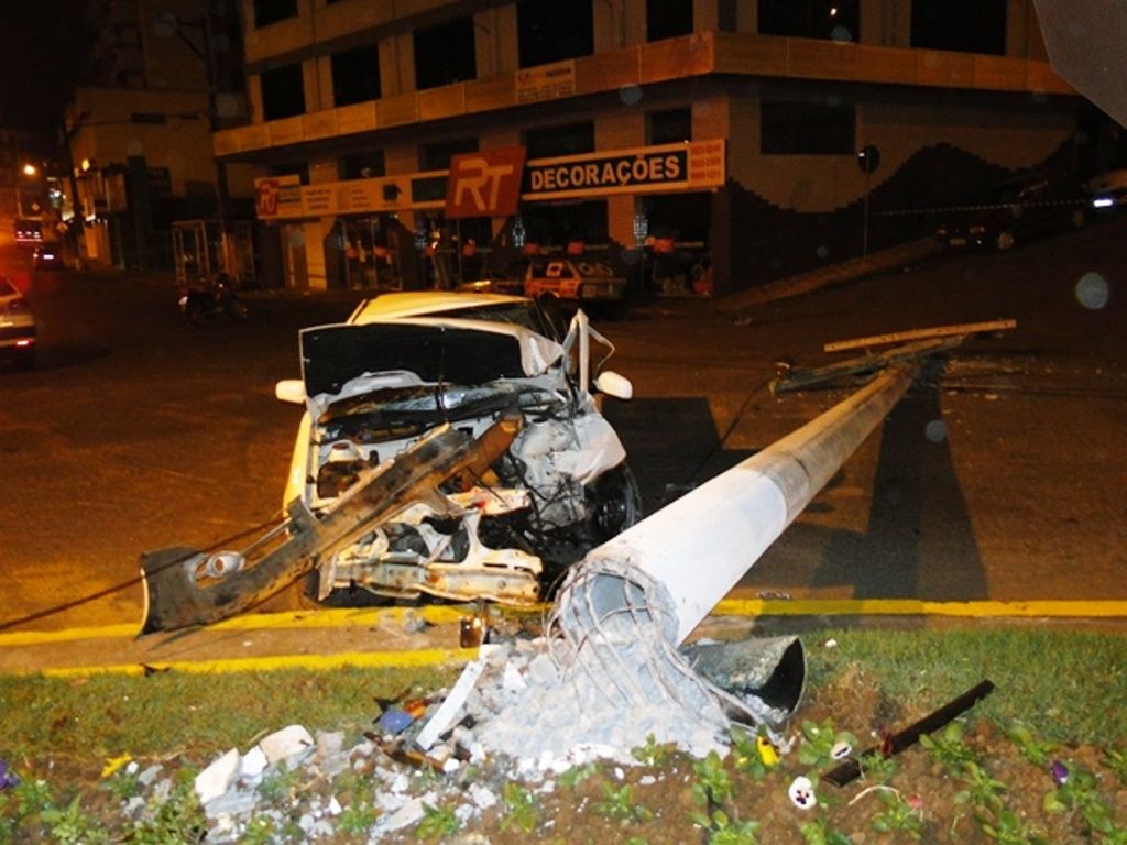 Motorista destrói poste em acidente no centro