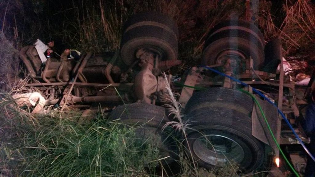 Carreta de Joaçaba tomba em Água Doce
