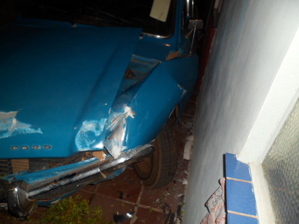 Carro cai em quintal de casa em Joaçaba