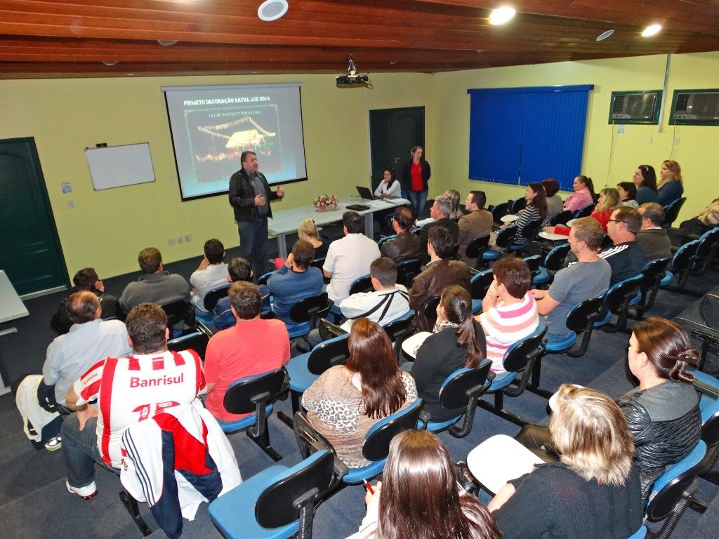 Piratuba discute ornamentação e programação de Natal