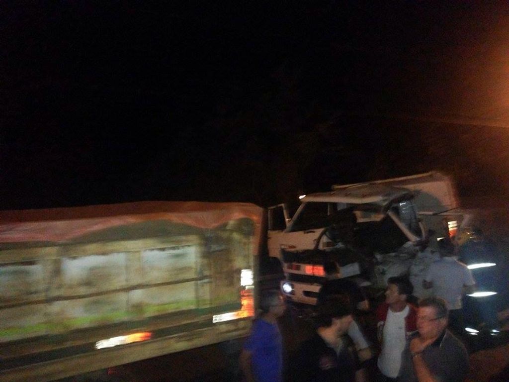 Motorista de caminhão fica preso as ferragens em acidente