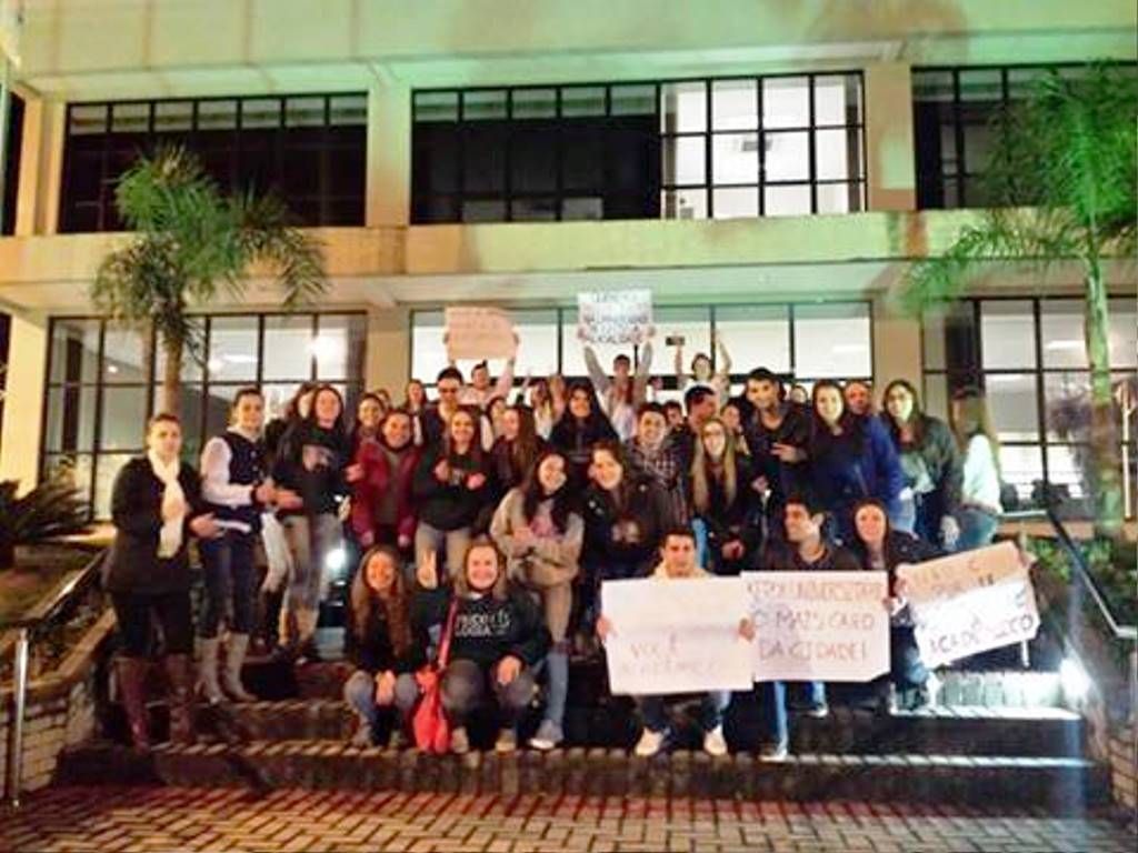 Estudantes fazem protesto pacífico na Unoesc