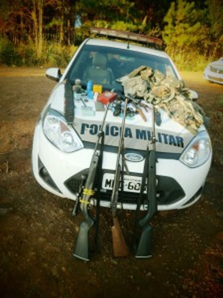 PM apreende fardamento do exército da Argentina e arma