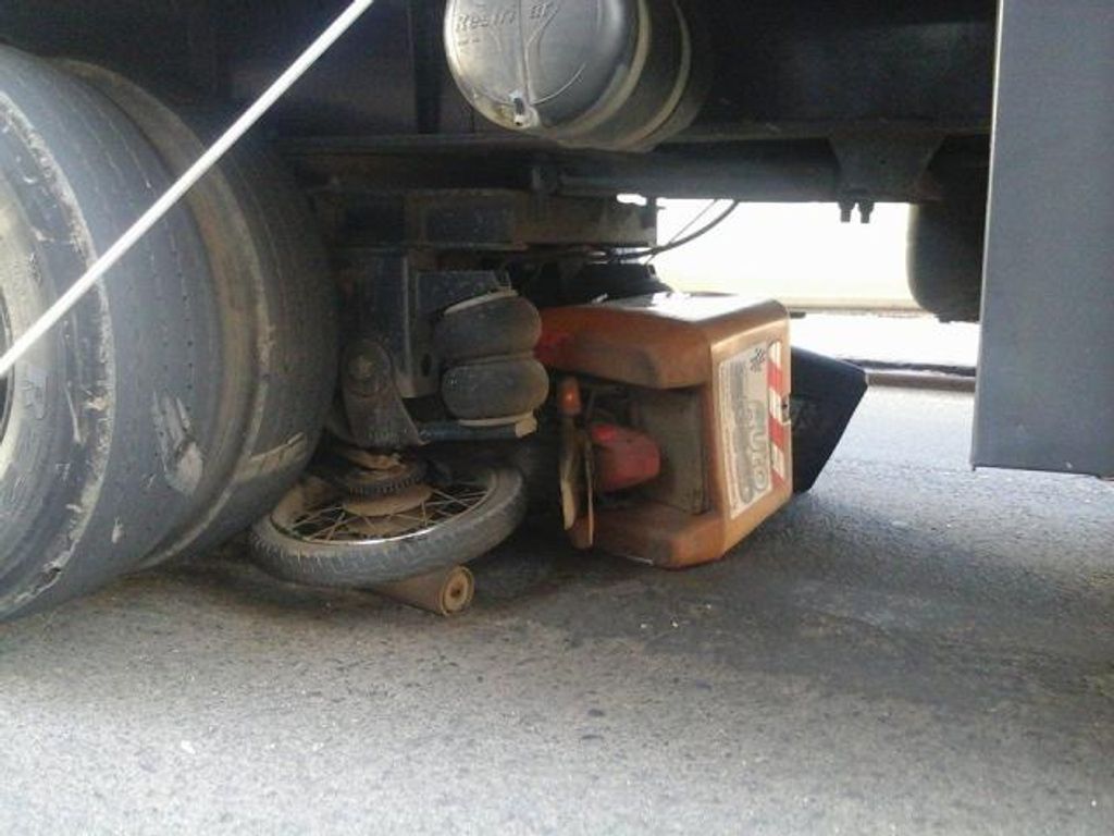 Moto de Joaçaba fica embaixo de caminhão em acidente