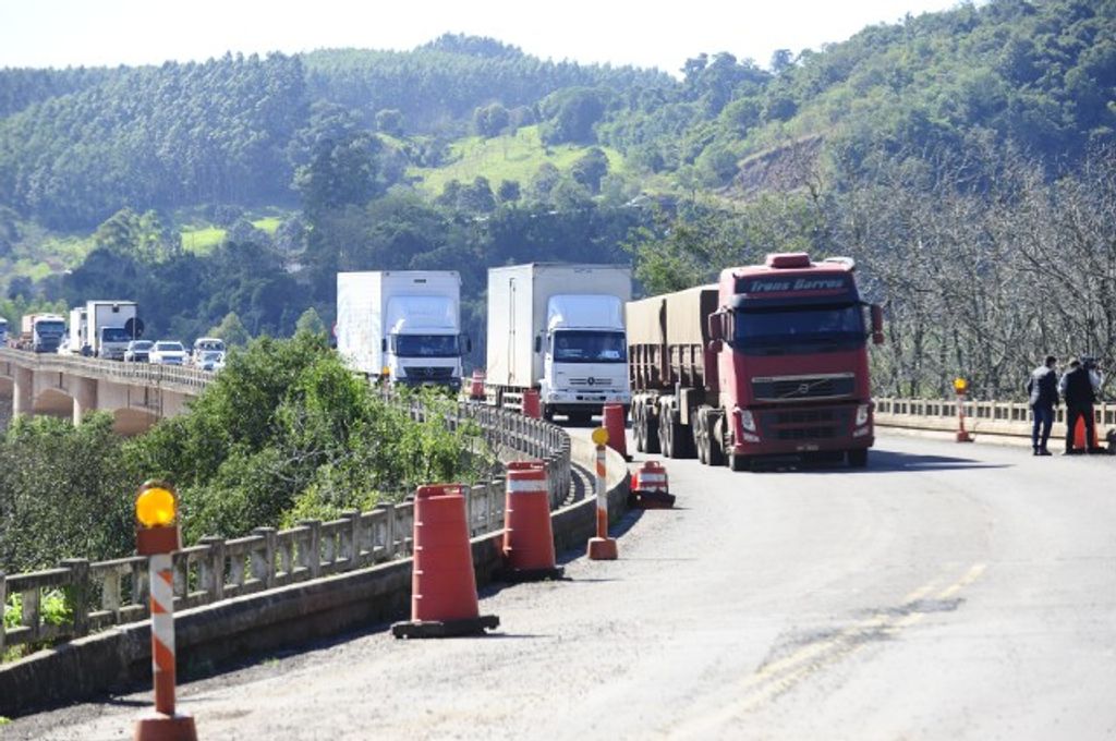 Ponte entre SC e o RS está interditada no Oeste