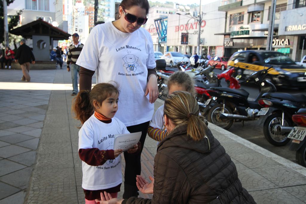 Campanha Agosto Dourado é realizada com sucesso em Joaçaba