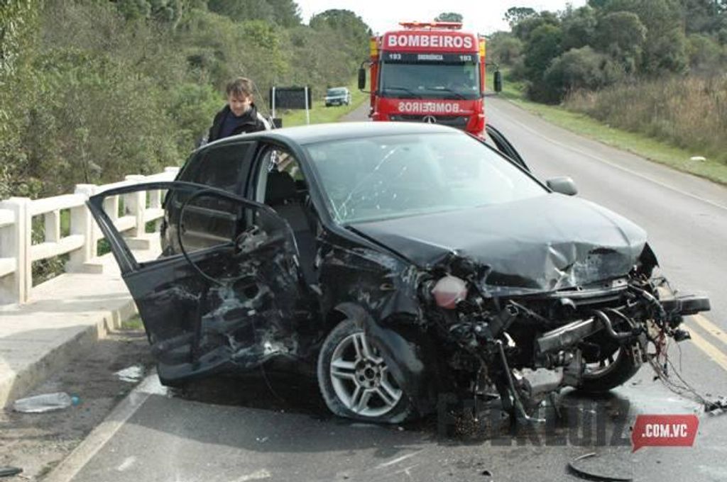 Carro quase despenca de ponte em acidente