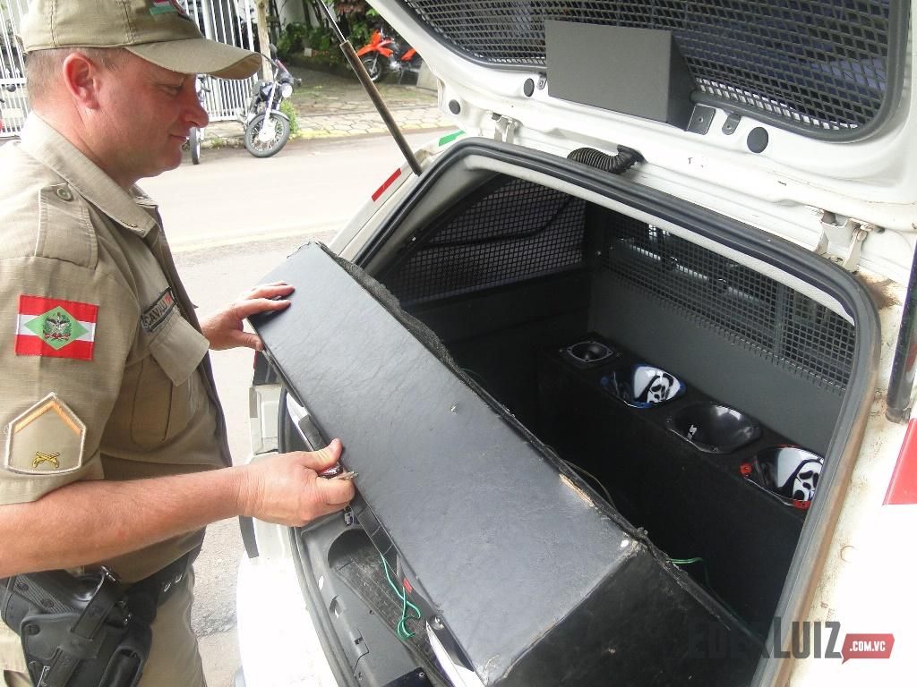 Motorista que fugiu da polícia por que estava com som alto leva 5 multas