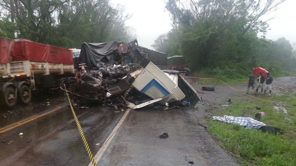 Ultrapassagem forçada causa morte de caminhoneiro na BR-282