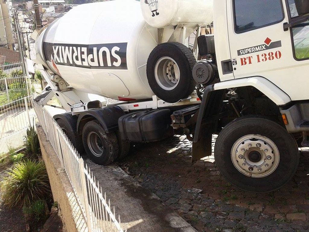 Caminhão empina ao subir morro e dá susto em moradores