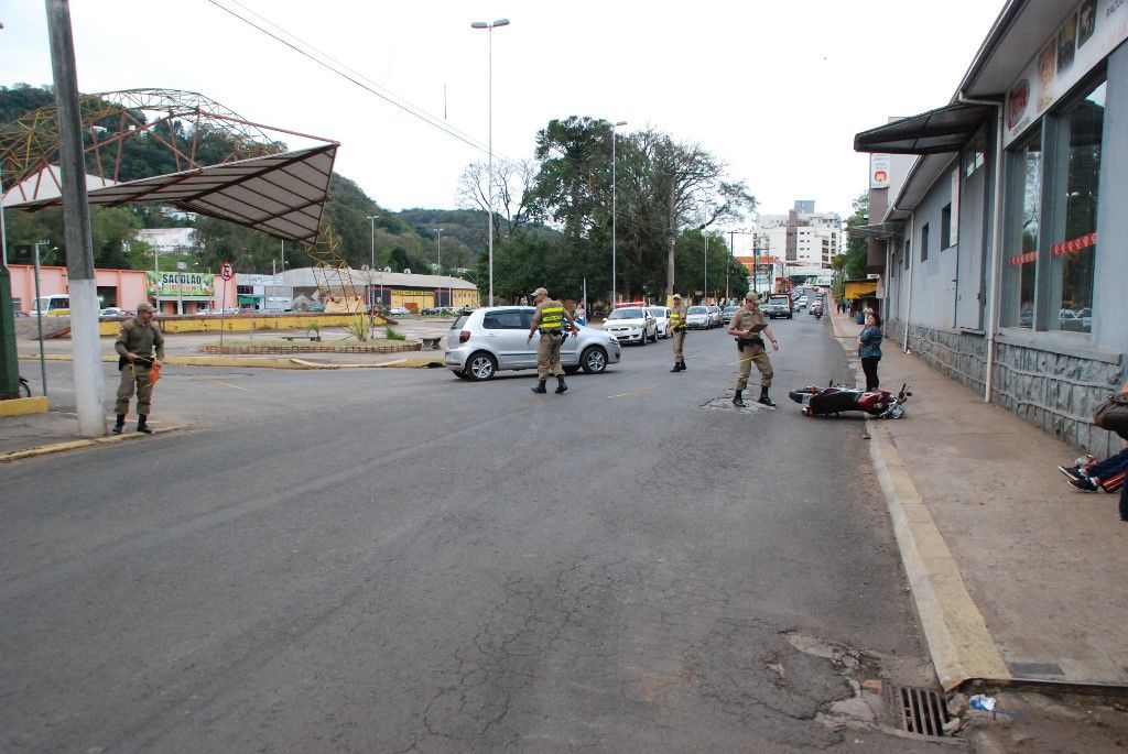 Acidente em Herval. Carro bateu contra motocicleta