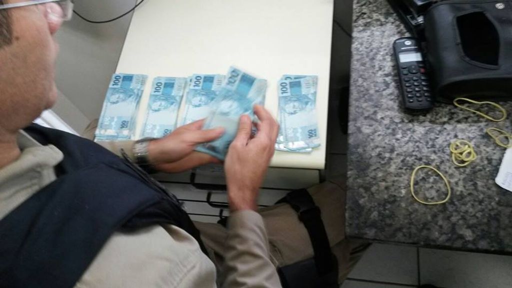 PRF apreende mais de R$ 100 mil sem comprovação junto com santinhos de candidato