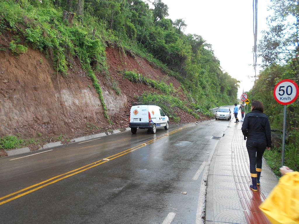 Encosta cai na rua Antônio Nunes Varela