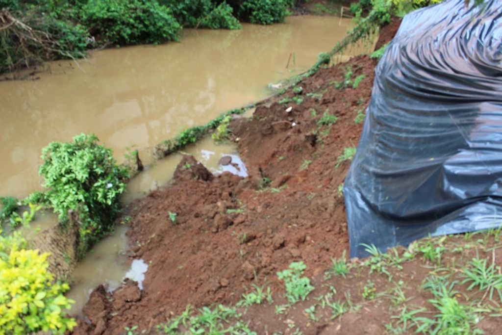 Deslizamento de terra assusta moradores de um residencial na Ilha em Joaçaba