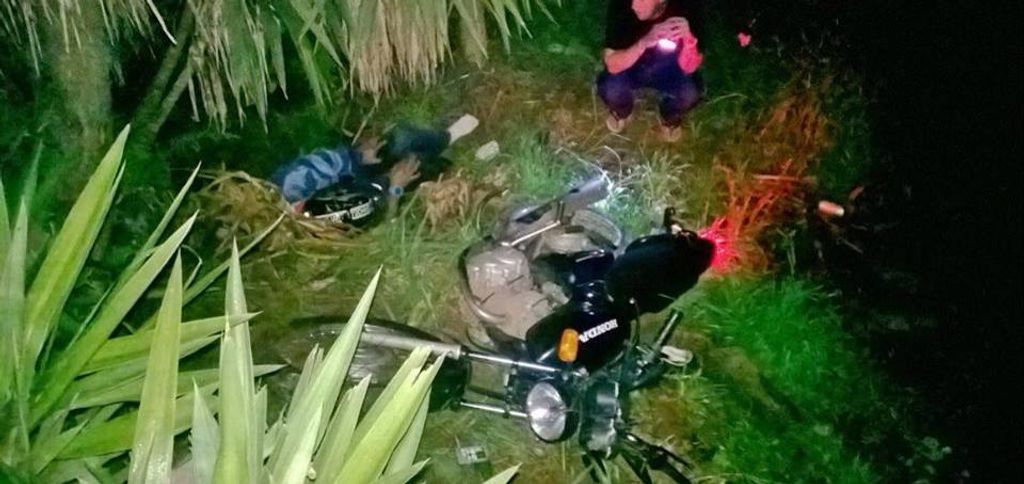 Motociclista cai em banhado após acidente e é socorrido pelos bombeiros