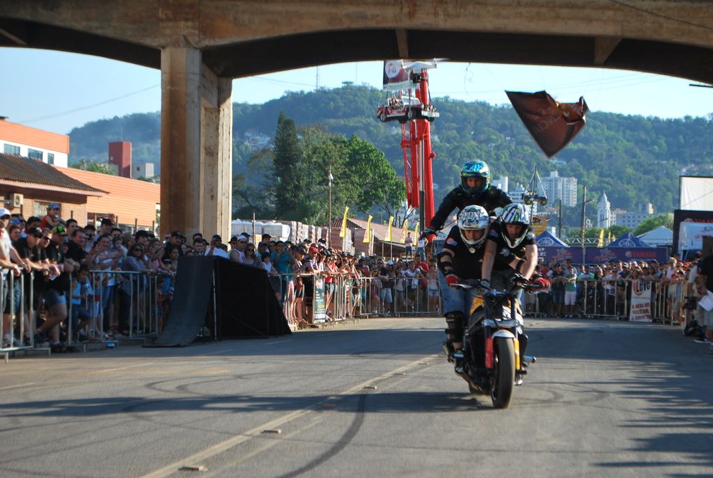 Assista um vídeo com as imagens mais radicais do CarnaMotos