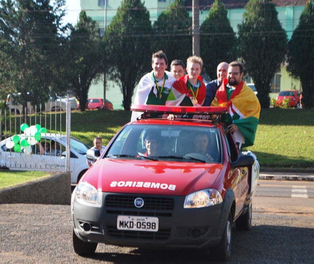 Campeões na Olimpíada do Conhecimento são recebidos com festa em Joaçaba e Luzerna