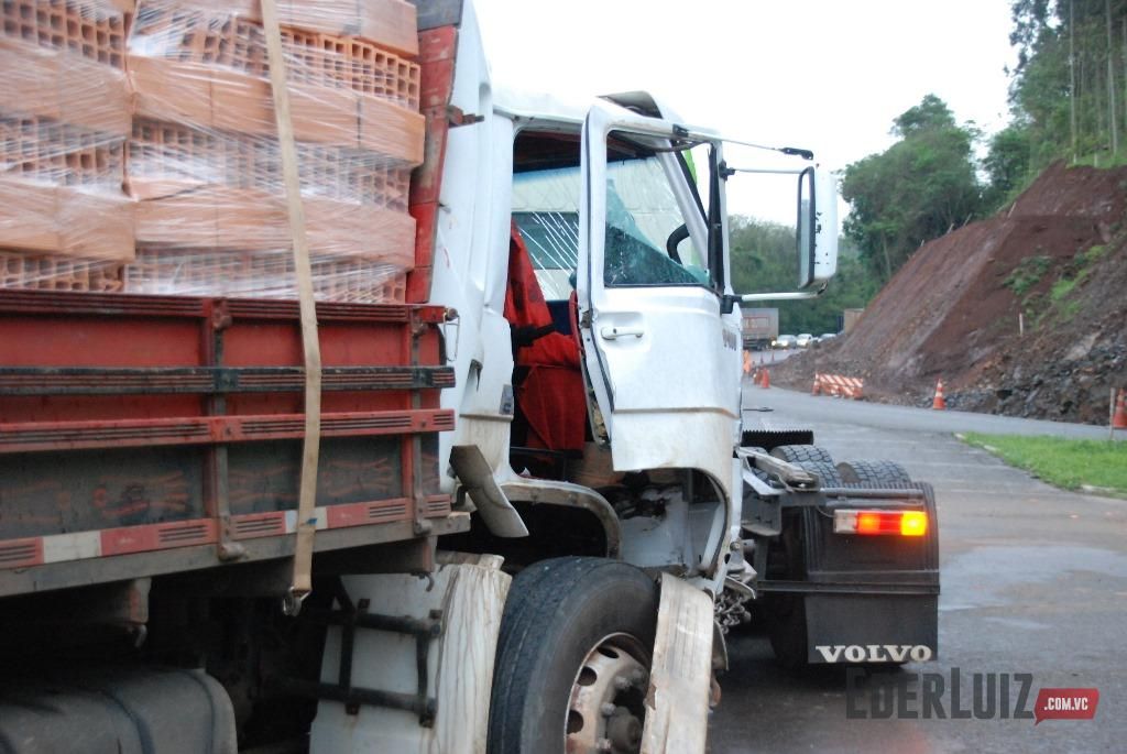 Micro-ônibus com alunos do Senai e caminhão batem no trevo do Chocodinho