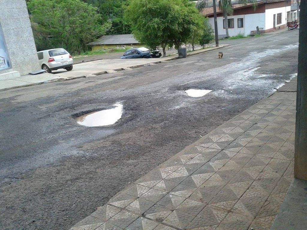 Moradores querem que vazamento de água no meio da rua seja consertado