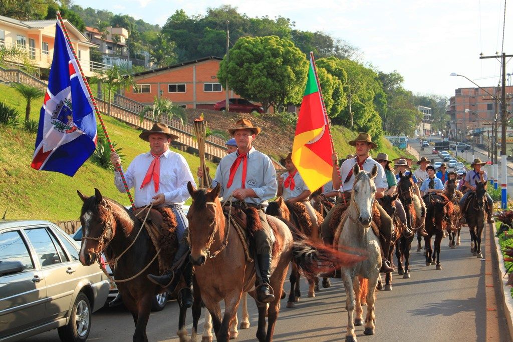 Piratuba abre a Semana Farroupilha com cavalgada e apresentações