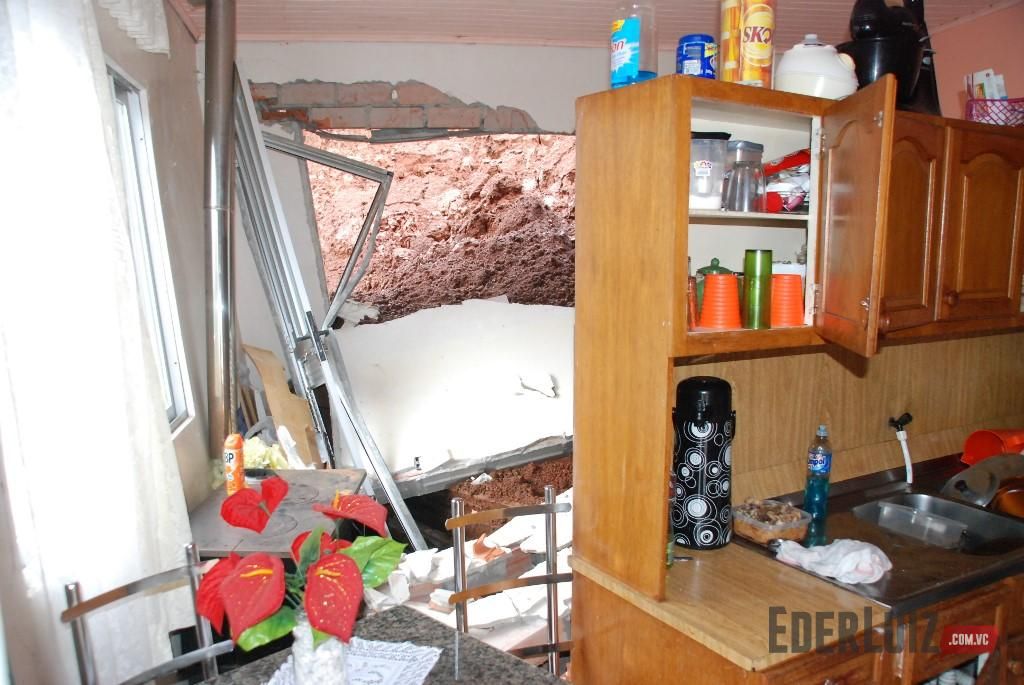Desmoronamento de encosta atinge casa em Lacerdópolis