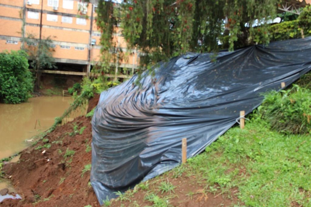 Deslizamento de terra assusta moradores de um residencial na Ilha em Joaçaba